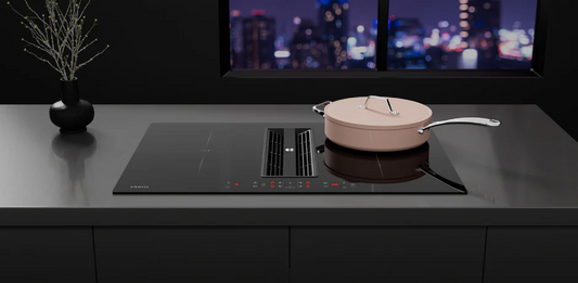 A differenza delle tradizionali cappe aspiranti, questi piani cottura rimuovono i fumi e gli odori della cottura direttamente dalla fonte, rendendoli una soluzione efficiente e stilosa per la ventilazione della cucina.